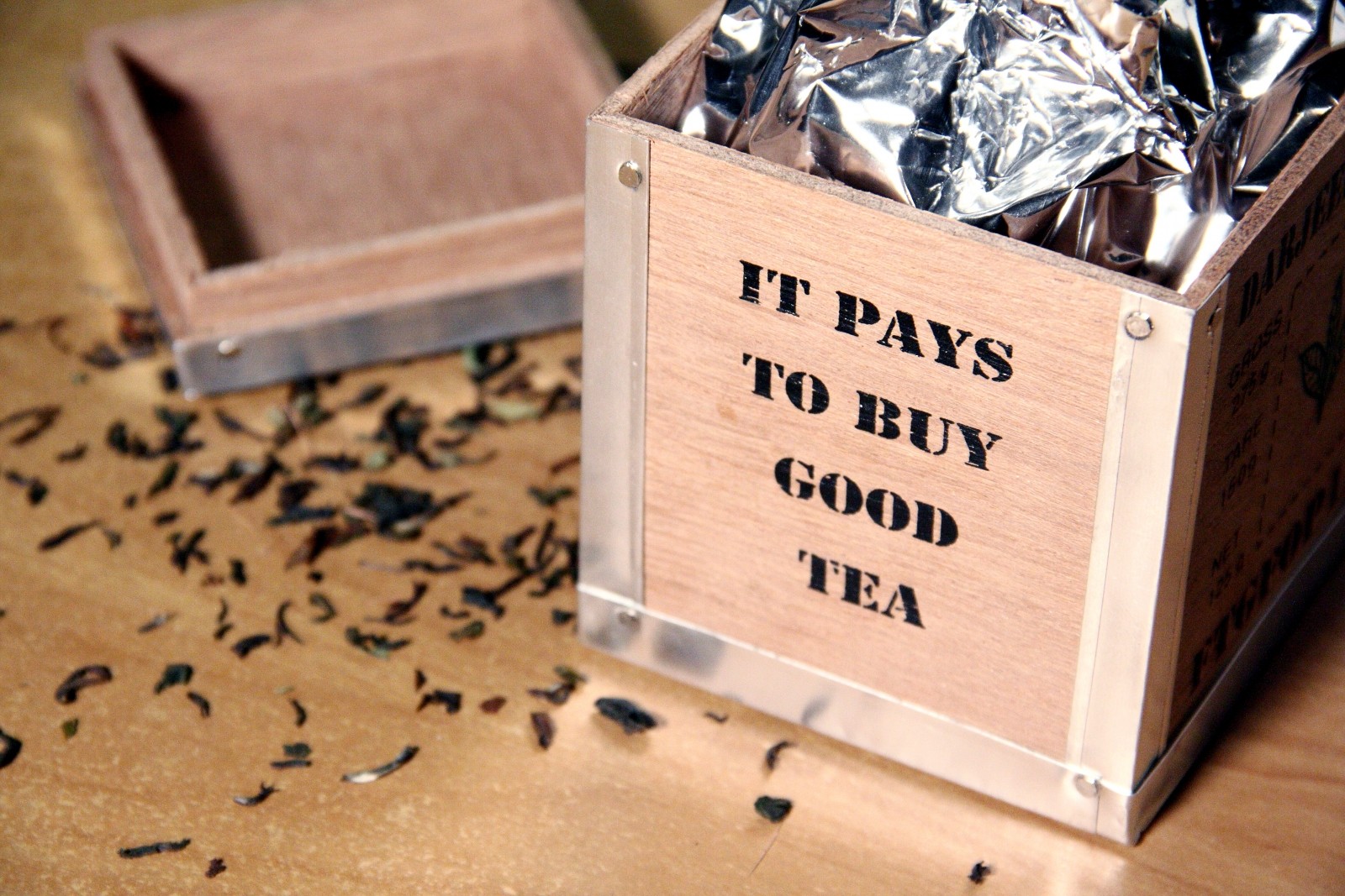 Opened box of tea with the inscription: 'IT PAYS TO BUY GOOD TEA'